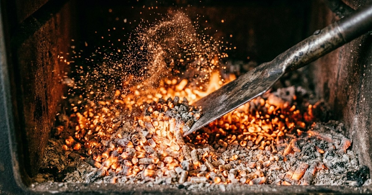 Granulés de bois incandescents dans le foyer d'un poêle à pellets